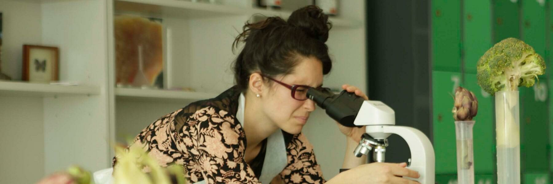 Imagen de joven mirando en un microscopio