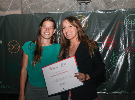 Imagen de mujeres sonriendo con diploma en la mano