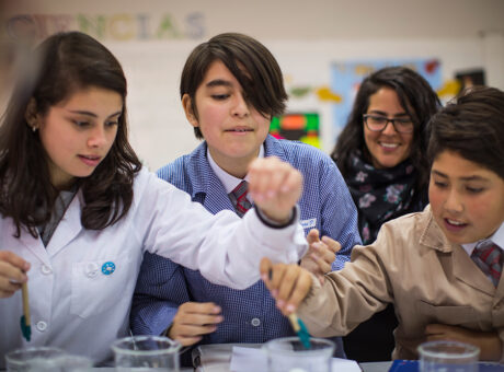 Imagen de niña y niños con uniforme experimentando