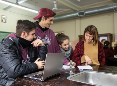 Imagen de jóvenes en laboratorio