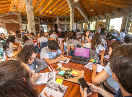 Imagen de jovenes estudiando