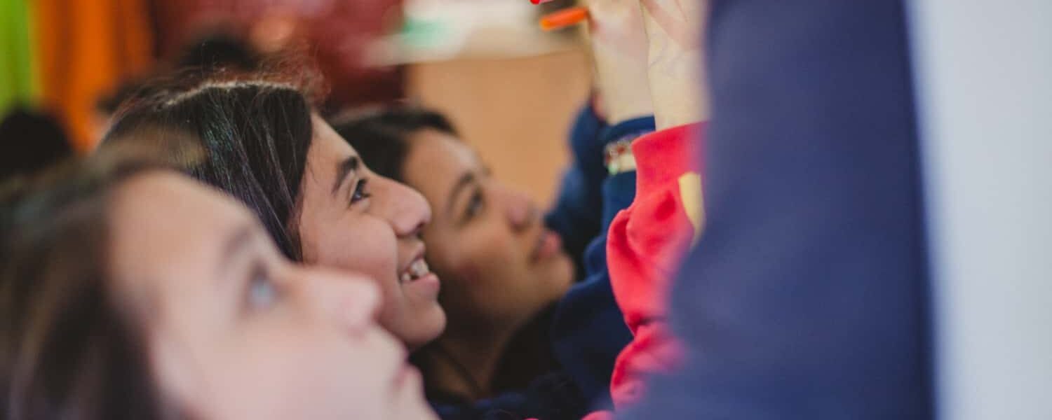 Fotografía de niñas dibujando en pizarra